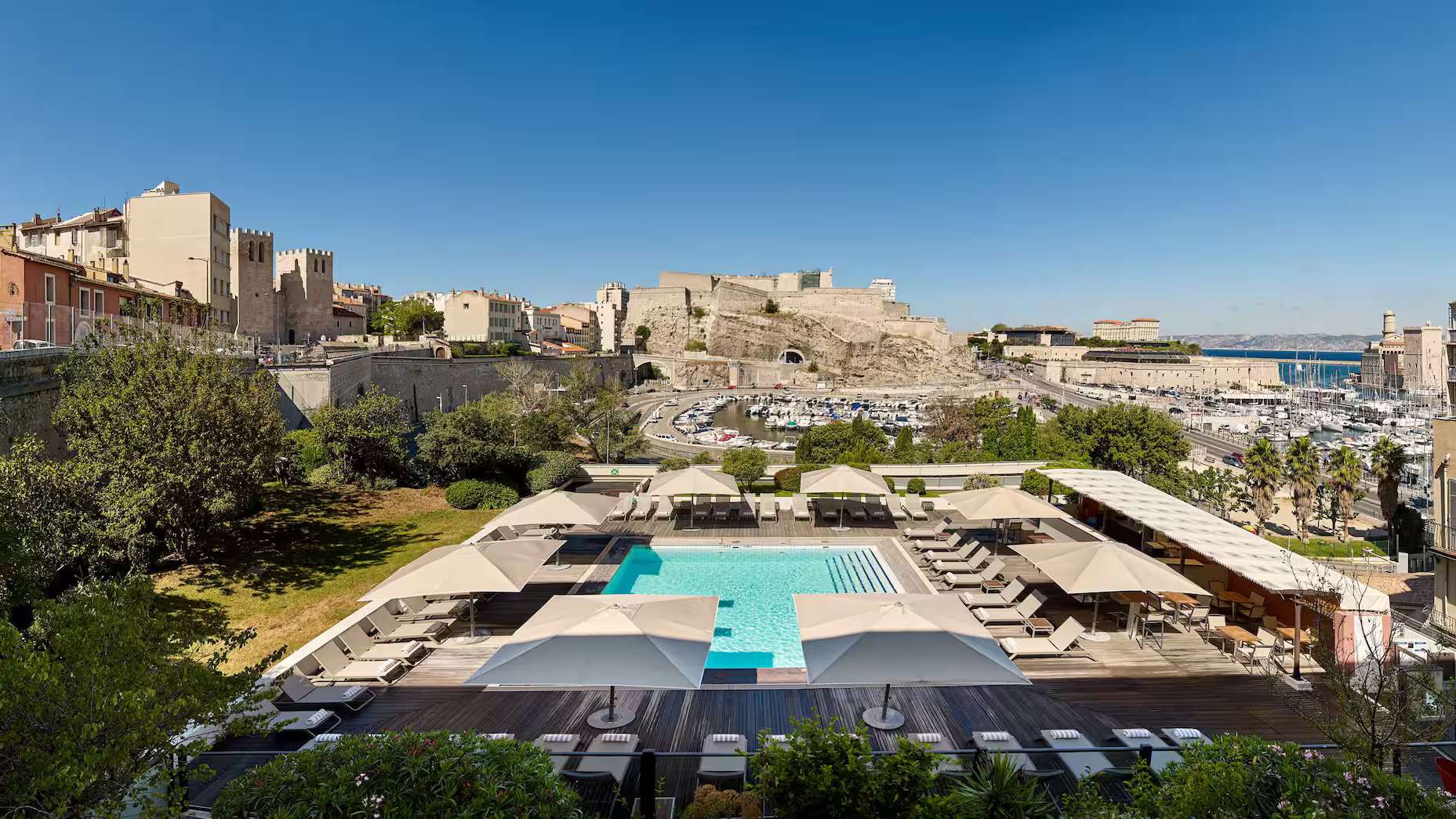 Piscine rooftop Radisson Blu